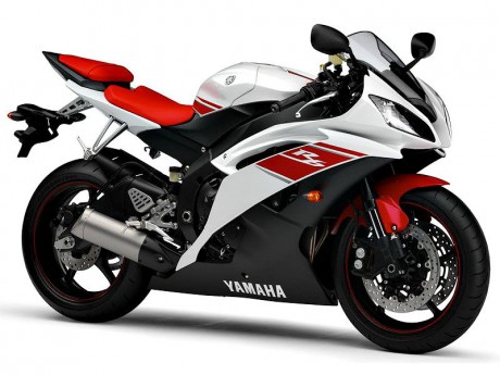 yamaha_r6_white_front_side_view_wallpaper_-_800x600